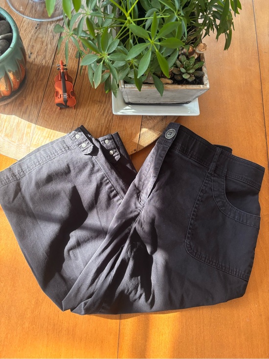 No brand Pants - Vintage black capri pants from Counterparts